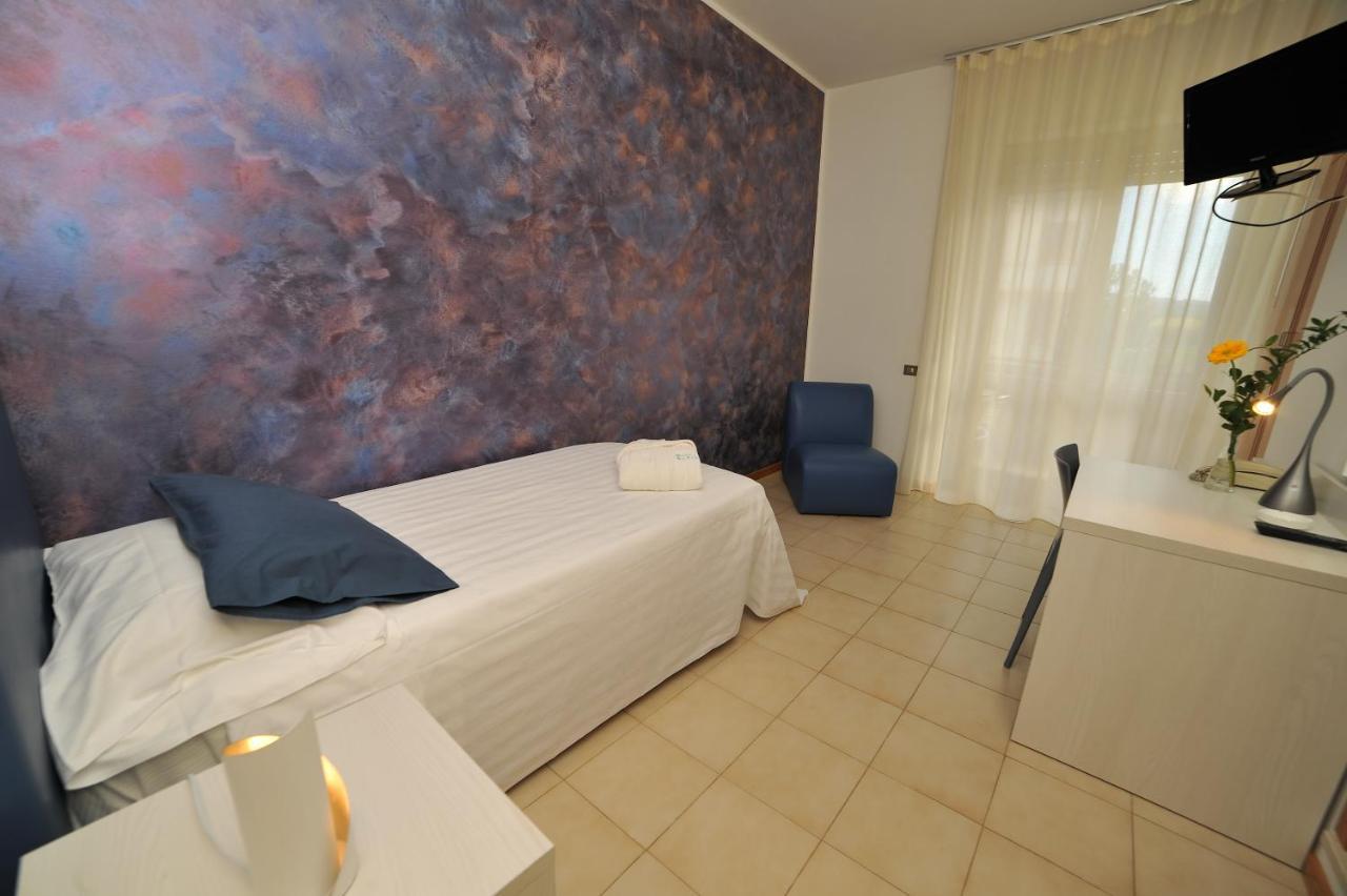 Hotel San Crispino Morrovalle Bagian luar foto