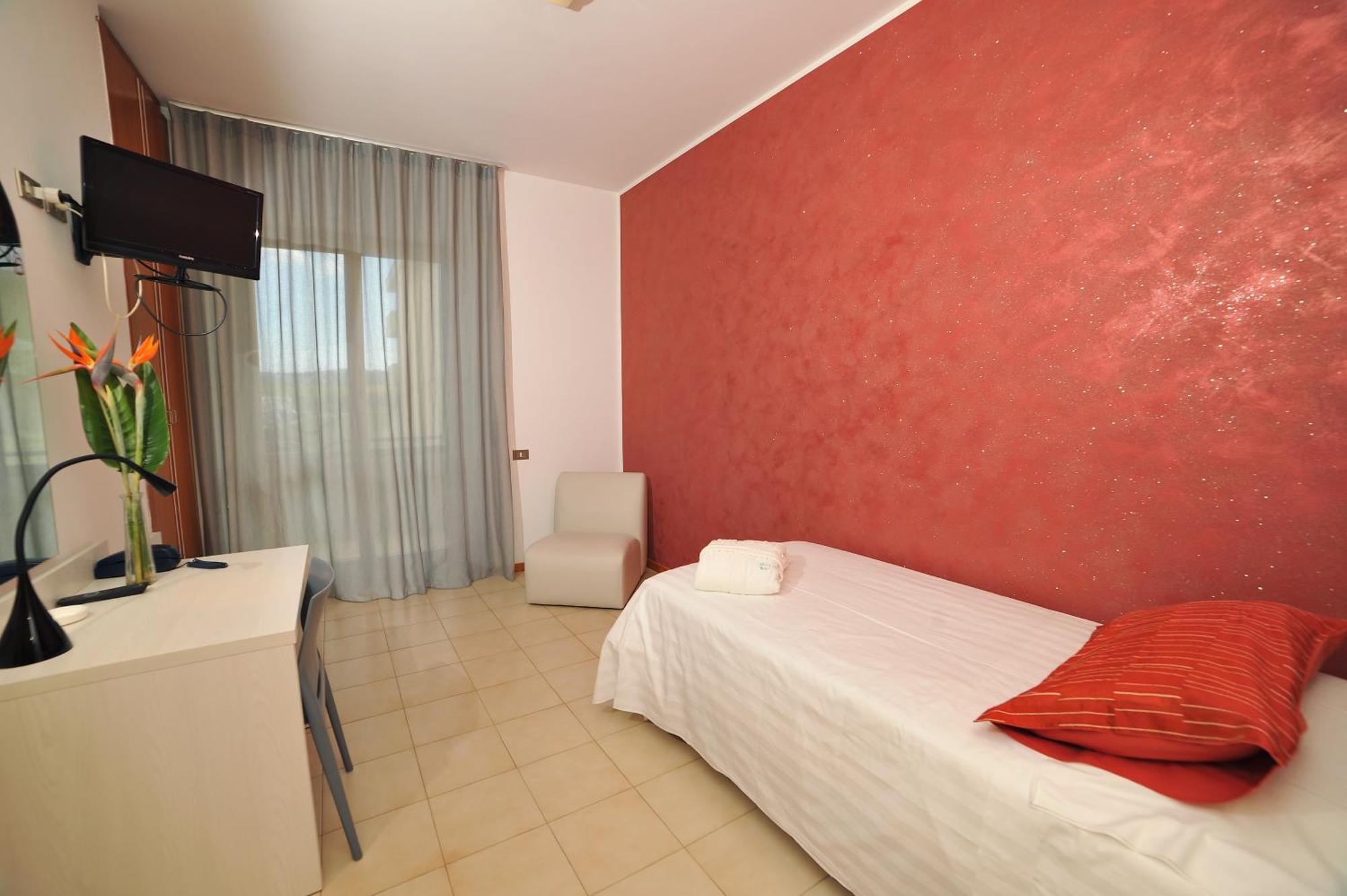 Hotel San Crispino Morrovalle Bagian luar foto