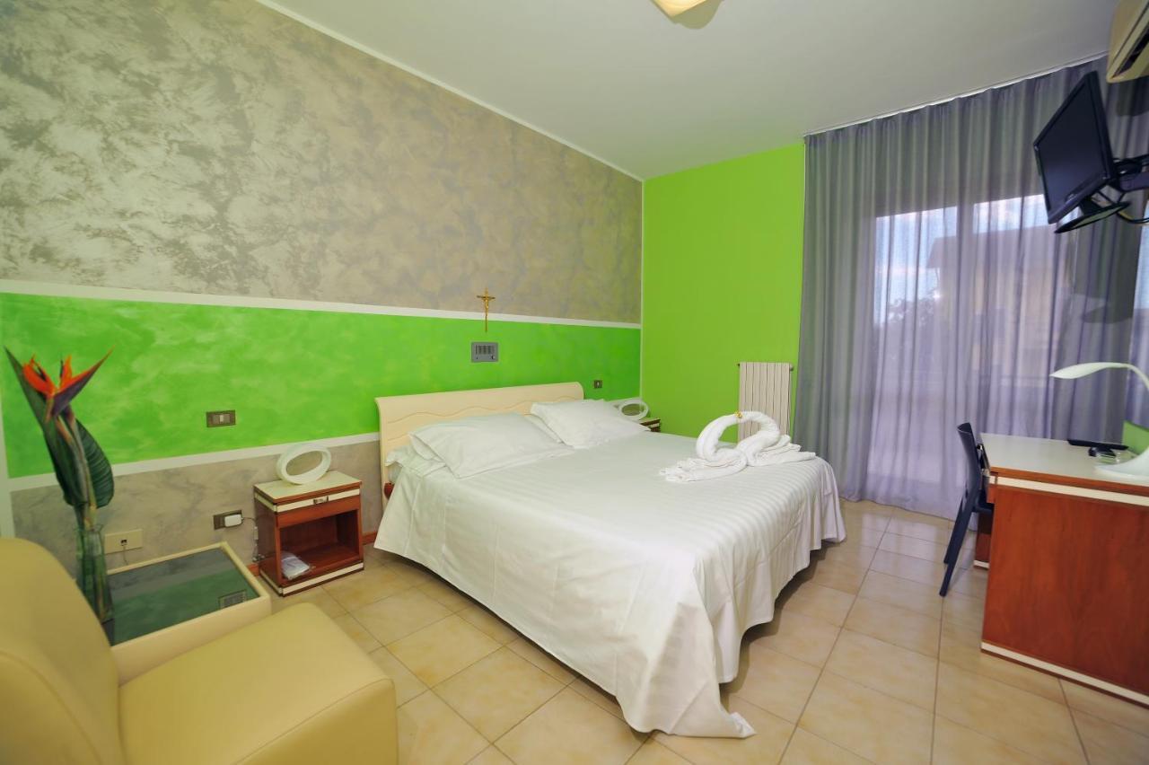 Hotel San Crispino Morrovalle Bagian luar foto