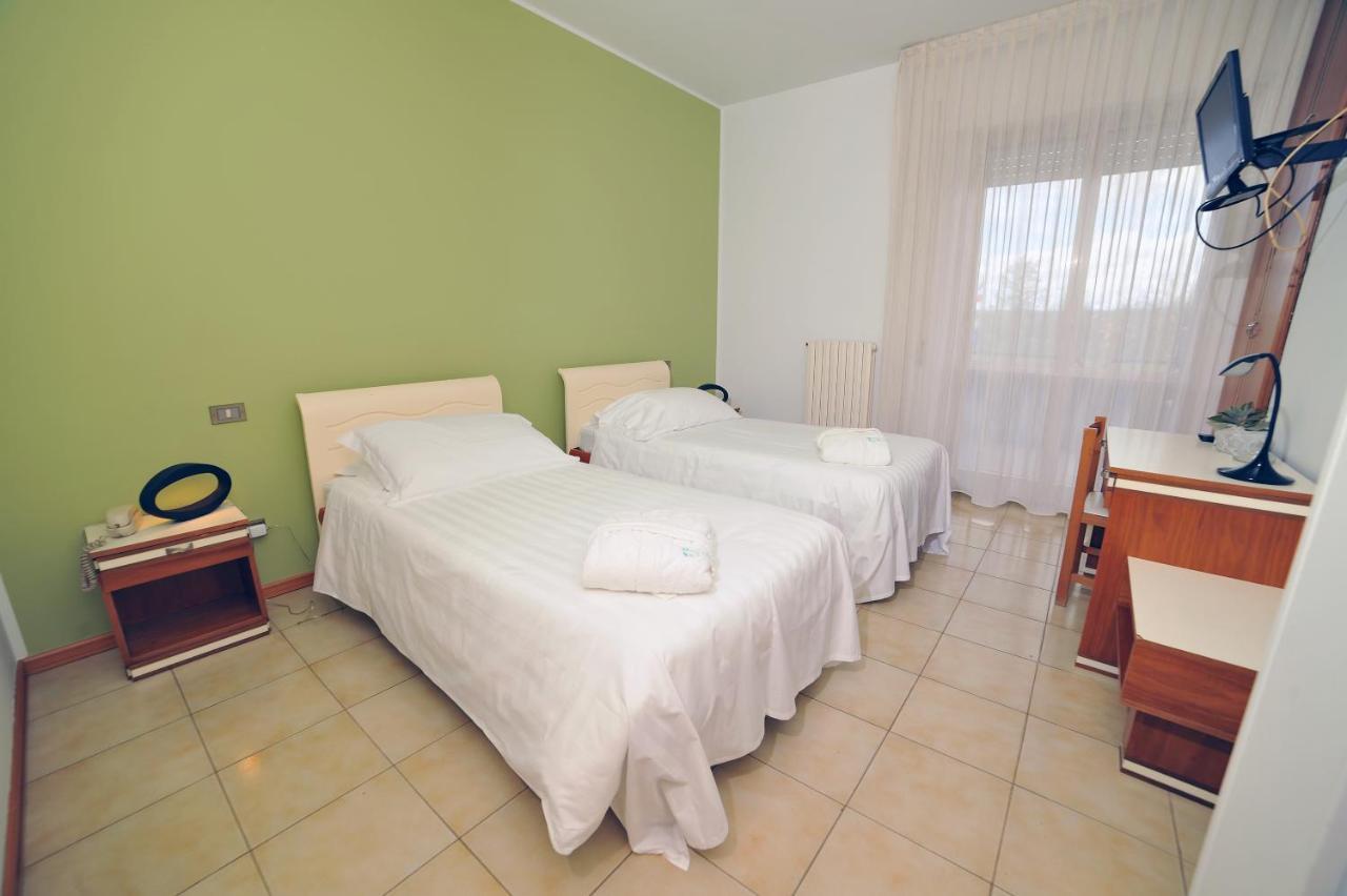 Hotel San Crispino Morrovalle Bagian luar foto