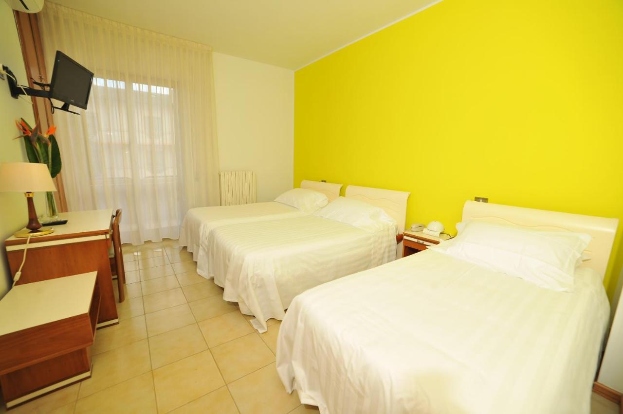 Hotel San Crispino Morrovalle Bagian luar foto