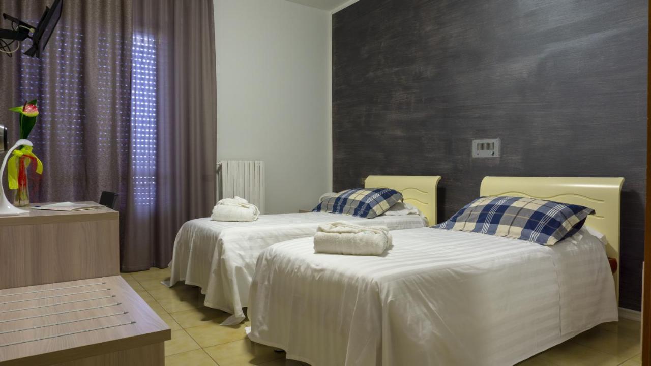 Hotel San Crispino Morrovalle Bagian luar foto
