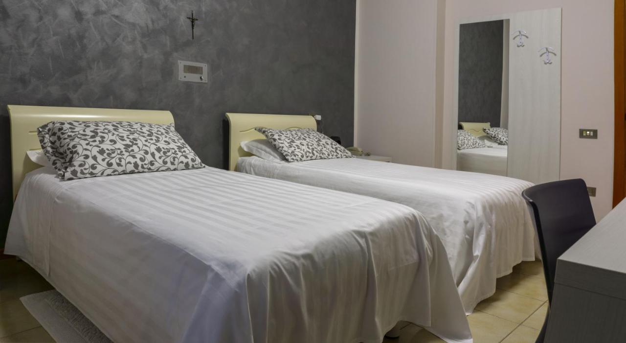 Hotel San Crispino Morrovalle Bagian luar foto